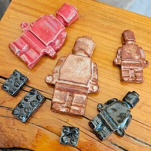 Unieke set handgemaakte keramische bouwfiguren