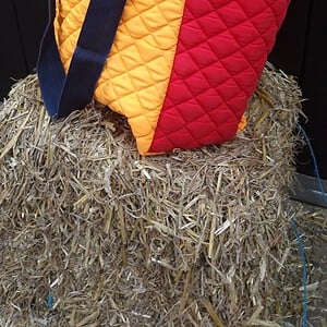 Veulen grote schoudertas van een gebruikt zadeldekje, geel en rood