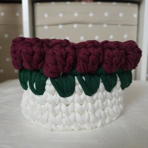 Wit gehaakt rozenmandje met bordeaux rozen | Handgemaakt decoratiemandje