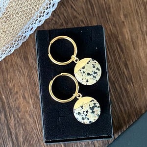 Stainless steel goudkleurige oorbellen met natuursteenbedel, aardeliefde🤍