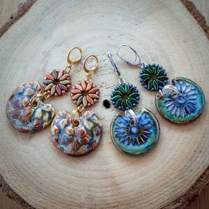 Ancient Treasures & Bohemian Soul, artistieke oorbellen met keramische hangers
