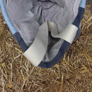 Andalusier schoudertas van een gebruikt zadeldekje, blauw en lichtblauw met chevronpatroon