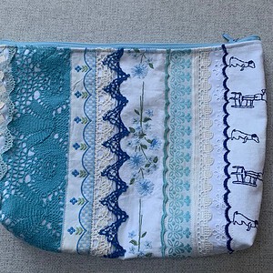 Blauw toilettasje / etui van vintage kant en band