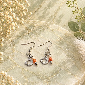 Coral Bloom oorbellen met haakjes – Glasparels & facetkralen