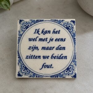Delfts blauw tegeltje met tekst – handgeborduurd en uniek – grappige spreuk – 15 x 15 cm
