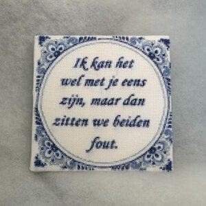 Delfts blauw tegeltje met tekst – handgeborduurd en uniek – grappige spreuk – 15 x 15 cm