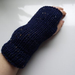 Donkerblauwe vingerloze handschoenen | Gebreide polswarmers