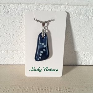 Follow your path, volg je eigen pad hanger van blauw glas met pad van witte stukjes glas.