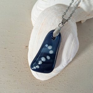 Follow your path, volg je eigen pad hanger van blauw glas met pad van witte stukjes glas.