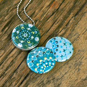 Fotomedaillon ketting met 3 verschillende verwisselbare voorkanten met foto`s van 3 verschillende dotting art kunstwerken.Blauw tinten dotting art.