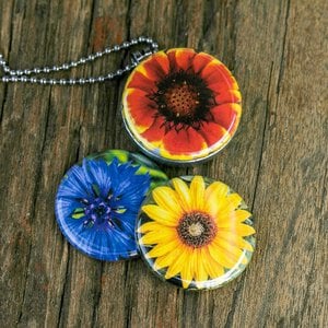Fotomedaillon ketting/medaillon ketting met close up gele zonnebloemen/zonnebloem,rode bloem en korenbloem.