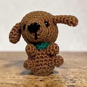 Gehaakt mini-hondje – handgemaakt klein knuffeltje van katoen