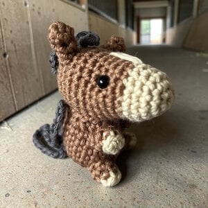 Gehaakt mini-Paardje – handgemaakt klein knuffeltje van katoen