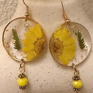 Gele resin oorbellen