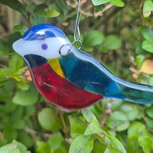 Glasfusing vogel (koolmees) hanger – handgemaakte glazen suncatcher voor raam of tuin – 11 x 6 cm