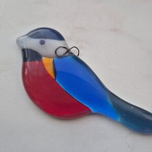 Glasfusing vogel (koolmees) hanger – handgemaakte glazen suncatcher voor raam of tuin – 11 x 6 cm