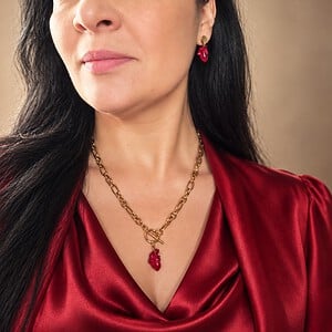 Goudkleurige ketting en oorbellen met rode hartjes