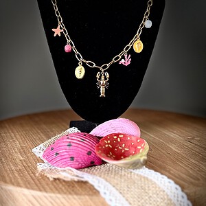 Goudkleurige ketting met verschillende zomerbedels
