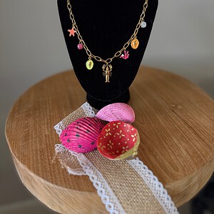 Goudkleurige ketting met verschillende zomerbedels