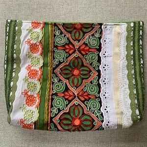 Groen toilettasje / etui van vintage kant en band