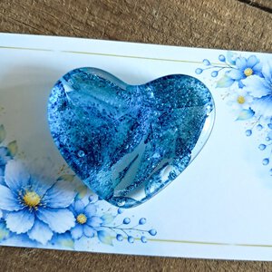Handgemaakt glazen hartje op cadeau kaartje. Hartje diep water.