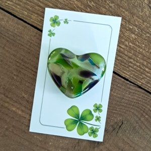 Handgemaakt glazen hartje op cadeau kaartje. Hartje geluk.