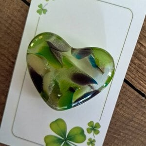 Handgemaakt glazen hartje op cadeau kaartje. Hartje geluk.