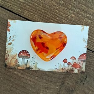 Handgemaakt glazen hartje op cadeau kaartje. Hartje herfst.