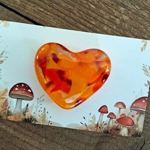Handgemaakt glazen hartje op cadeau kaartje. Hartje herfst.