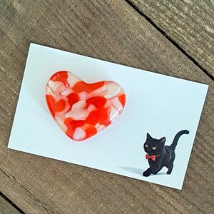 Handgemaakt glazen hartje op cadeau kaartje. Hartje oranje.