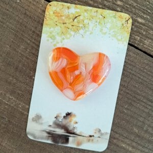 Handgemaakt glazen hartje op cadeau kaartje. Hartje vrolijk.