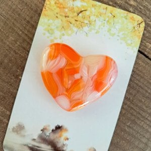 Handgemaakt glazen hartje op cadeau kaartje. Hartje vrolijk.