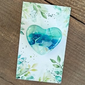 Handgemaakt glazen hartje op cadeau kaartje. Hartje zeedroom.