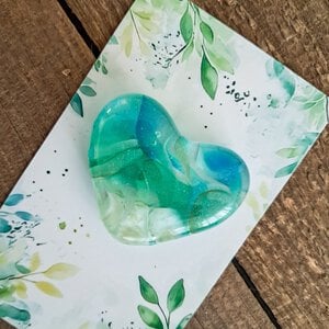 Handgemaakt glazen hartje op cadeau kaartje. Hartje zeezicht.