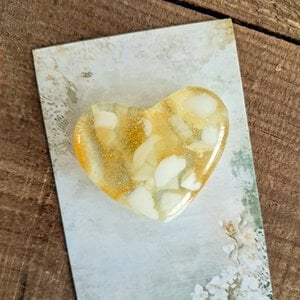 Handgemaakt glazen hartje op cadeau kaartje. Naam : hartje van goud