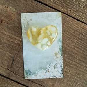 Handgemaakt glazen hartje op cadeau kaartje. Naam : hartje van goud