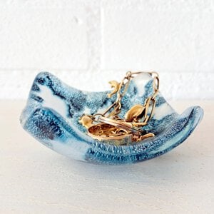 Handgemaakt glazen sieraden schaaltje, blauwe bubbels in het glas.