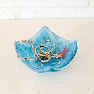 Handgemaakt glazen sieraden schaaltje, klein handgemaakt glazen schaaltje met zeester.