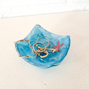 Handgemaakt glazen sieraden schaaltje, klein handgemaakt glazen schaaltje met zeester.
