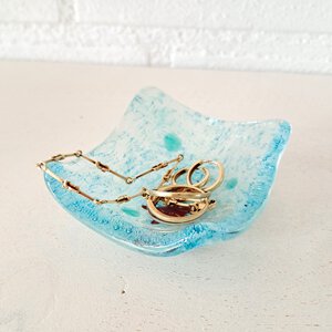 Handgemaakt sieraden schaaltje van glas. Uniek klein glazen schaaltje.