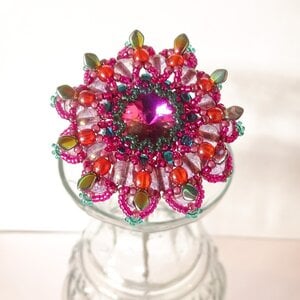 Handgemaakte 3D kralenbloem in fuchsia, lila en groen