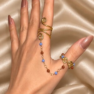 Handgemaakte Dubbele Ring met Verbindingsketting – Verstelbare Goudkleurige Ringen met Blauwe en Bruin Glinsterende Kralen | Cleopatra's World