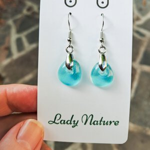 Handgemaakte glazen oorbellen, aqua blauw /azuur blauwe oorbellen.