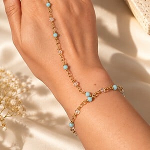 Handgemaakte Handchain met Ring en Armband – Lichtblauwe Kralen en Kristallen | Cleopatra's World