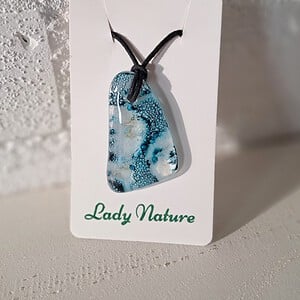 Handgemaakte hanger van versmolten glas in aqua turquoise blauw en wit, inclusief verstelbare ketting.
