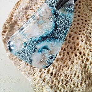 Handgemaakte hanger van versmolten glas in aqua turquoise blauw en wit, inclusief verstelbare ketting.