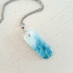 Handgemaakte hanger van versmolten glas in aqua turquoise blauw en wit, zeegezicht,zee hanger, kustlijn hanger, inclusief verstelbare ketting.