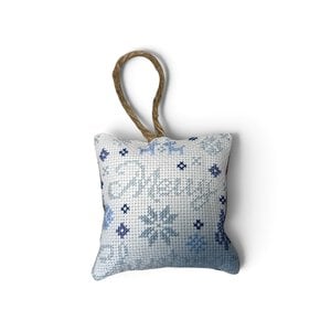 Handgemaakte kersthanger 8 cm – Delftsblauw borduurwerk en kerststof 2
