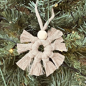 Handgemaakte kersthanger beige engel van hout – kerstdecoratie