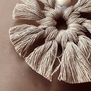 Handgemaakte kersthanger beige engel van hout – kerstdecoratie